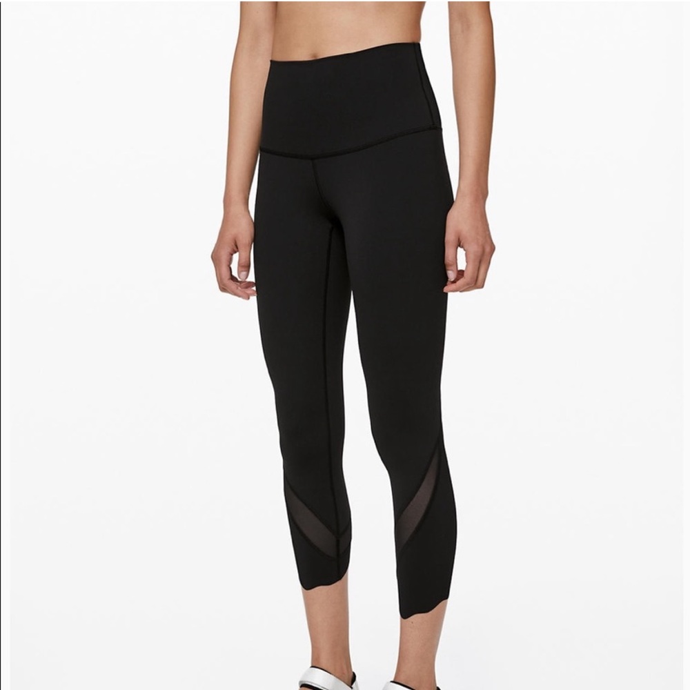 Wunder Under Scallop Crop Legging